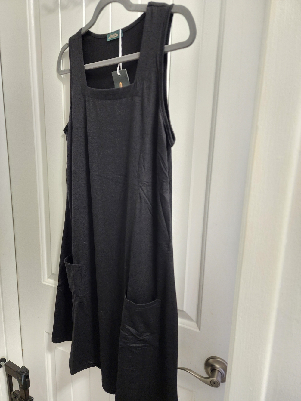 Sleeveless Black Midi Pocket Dress